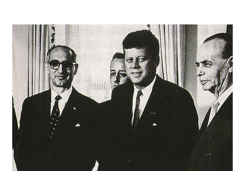 Arturo Frondizi , John Fitzgerald Kennedy y el canciller Miguel Ángel Cárcano en Estados Unidos el 10 de septiembre de 1961